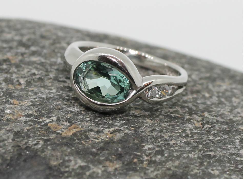 Platinum ring set with seagreen tourmaline and 3 diamondsPlatinum ring